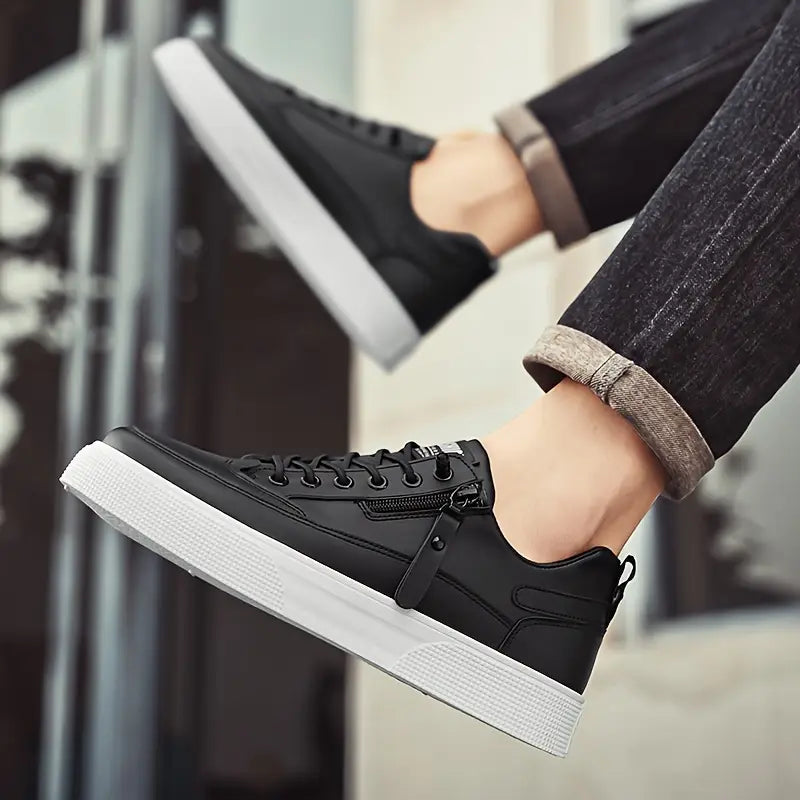 Sneaker basse homme lacets plats, détail zip sur le côté, languette arrière et semelle épaisse