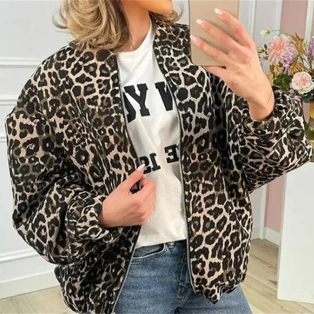 Blouson matelassé imprimé animal pour femme, détail manches et poignets