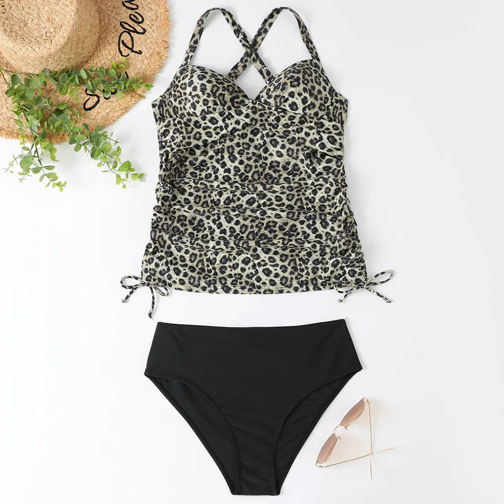 Ensemble tankini deux pièces à dos nu et fronces latérales, silhouette féminine