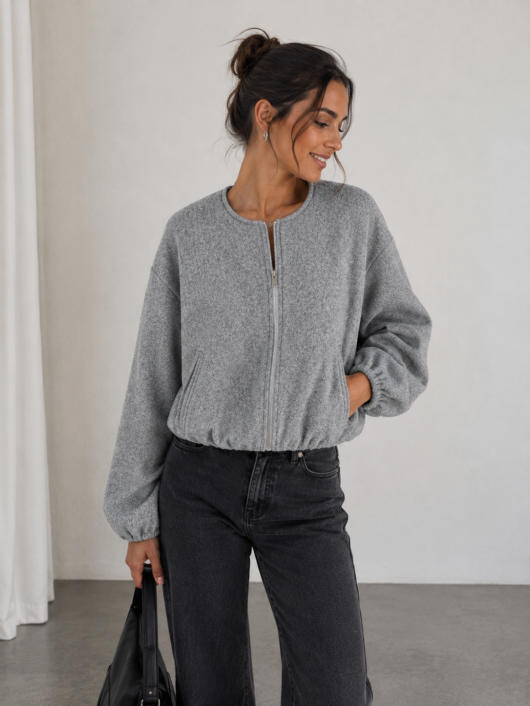 Women's short zip-up jacket with voluminous sleeves and elastic cuffs