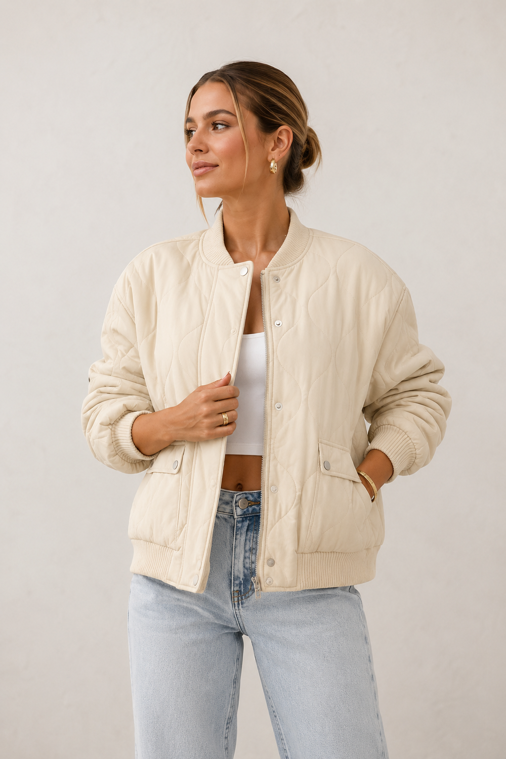 Blouson bomber matelassé femme, silhouette ajustée, porté sur le corps
