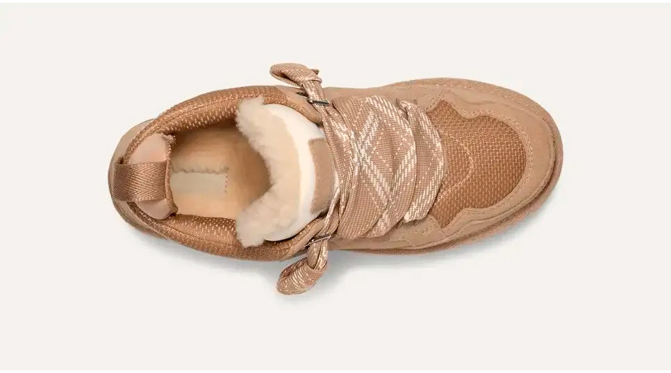 Basket basse semelle caoutchouc épaisse, fermeture lacets, languette arrière, usage féminin