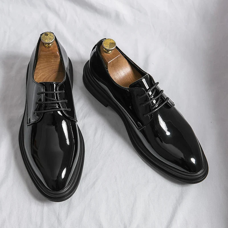 Chaussure derby vernie à lacets, finition brillante, bout rond, usage formel