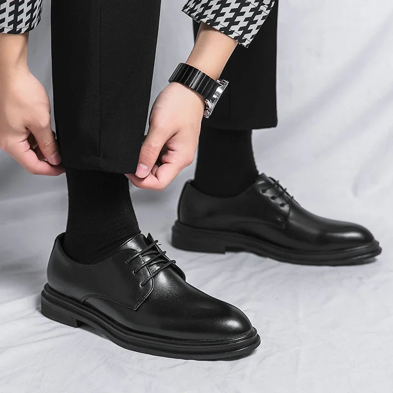 Chaussure habillée lacée, profil latéral, construction basse, bout arrondi