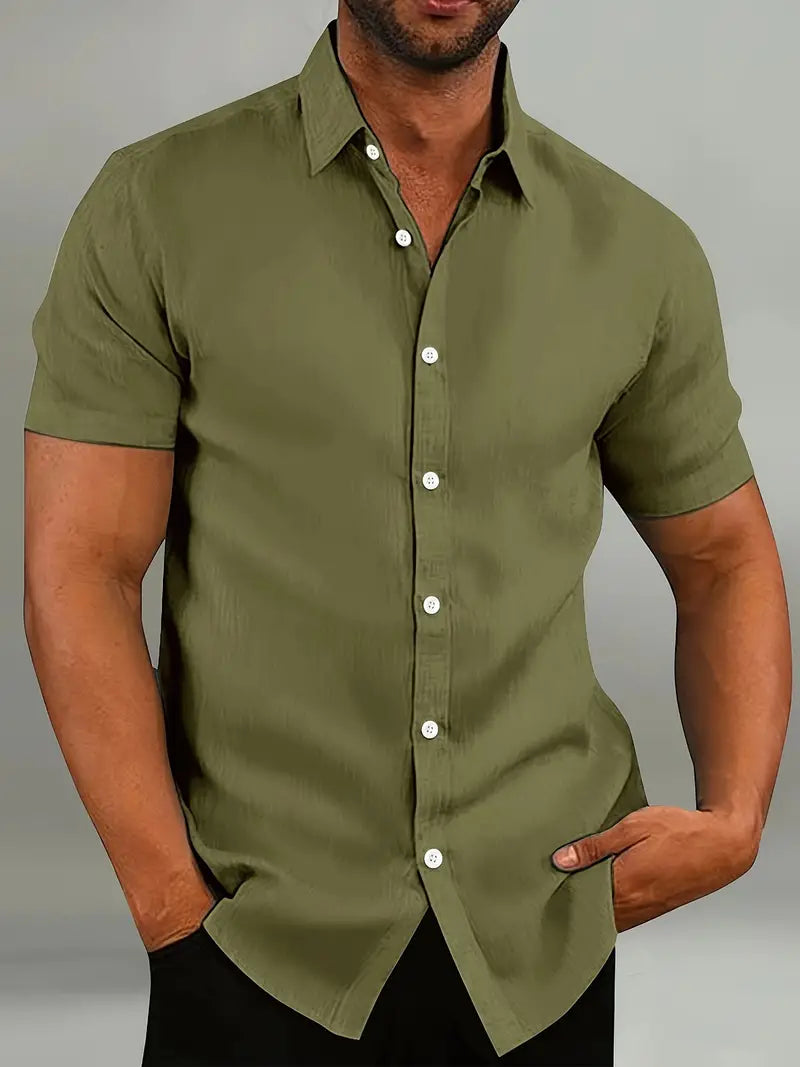 Chemise boutonnée à manches courtes en tissu léger, col structuré et coupe ajustée homme