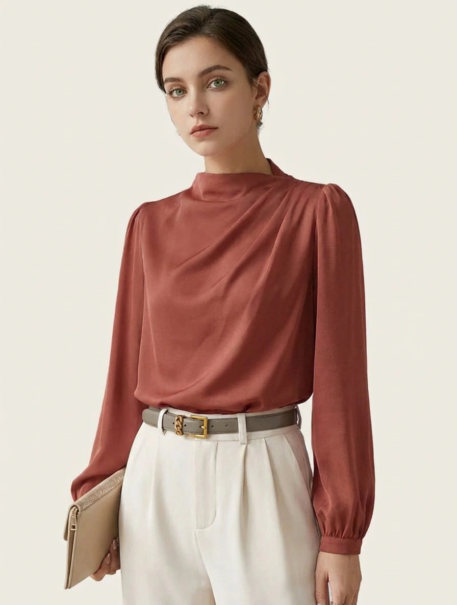Blouse légère à col haut drapé, manches longues froncées aux poignets, coupe fluide femme
