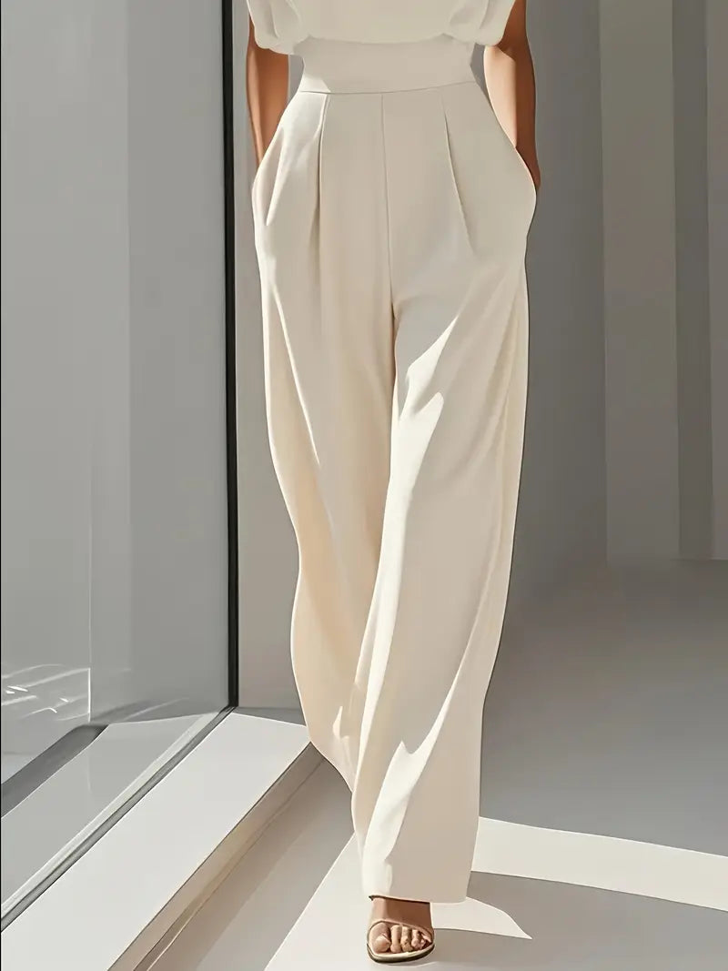 Combinaison sans manches à jambes larges, détail du col drapé et du buste