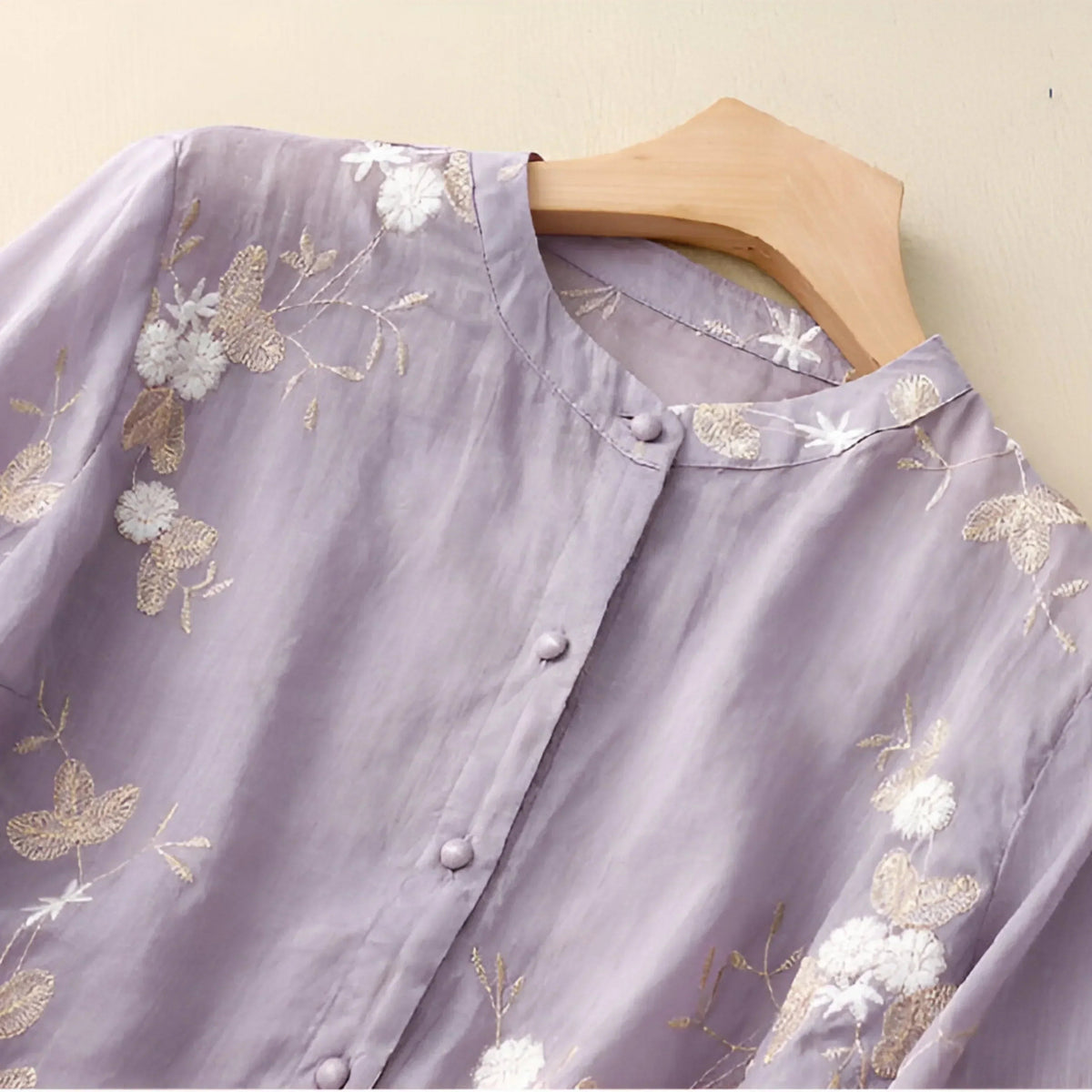 Blouse légère à broderies texturées, col officier, manches trois-quarts froncées