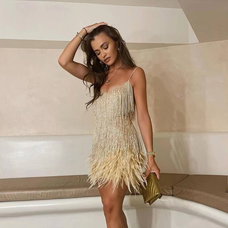 Robe courte à plumes et franges, détail de l'ourlet structuré