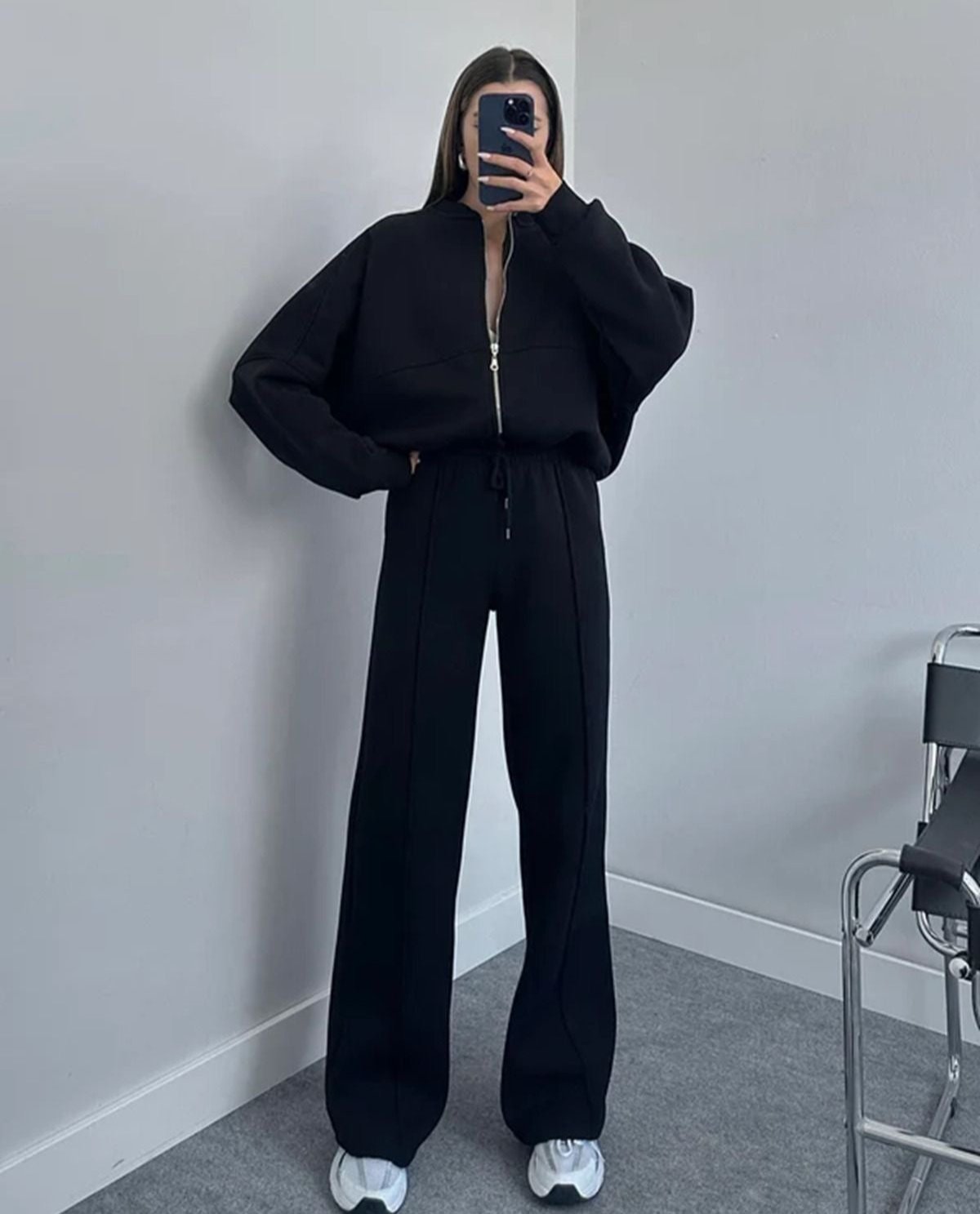 Tenue lounge femme deux pièces : veste zippée oversize et pantalon fluide taille haute