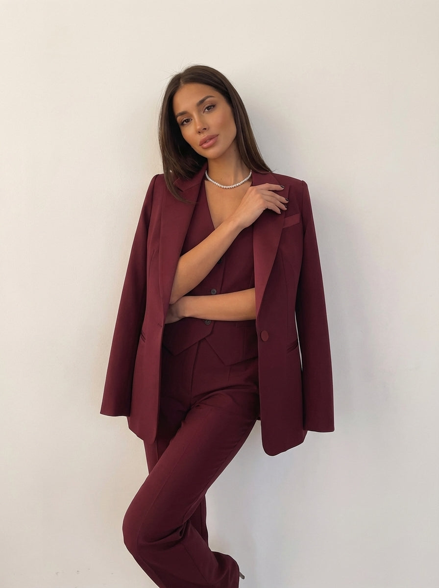 Tailleur pantalon trois pièces femme à coupe droite et col cranté