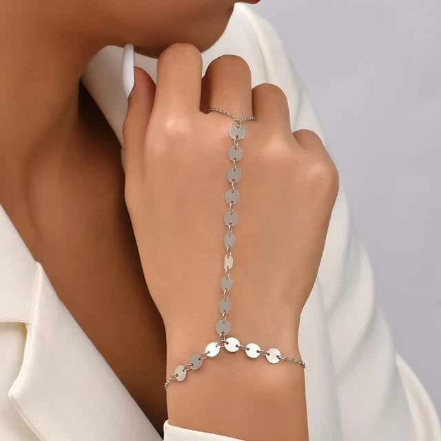 Bracelet de poignet en métal relié à une bague par chaîne fine