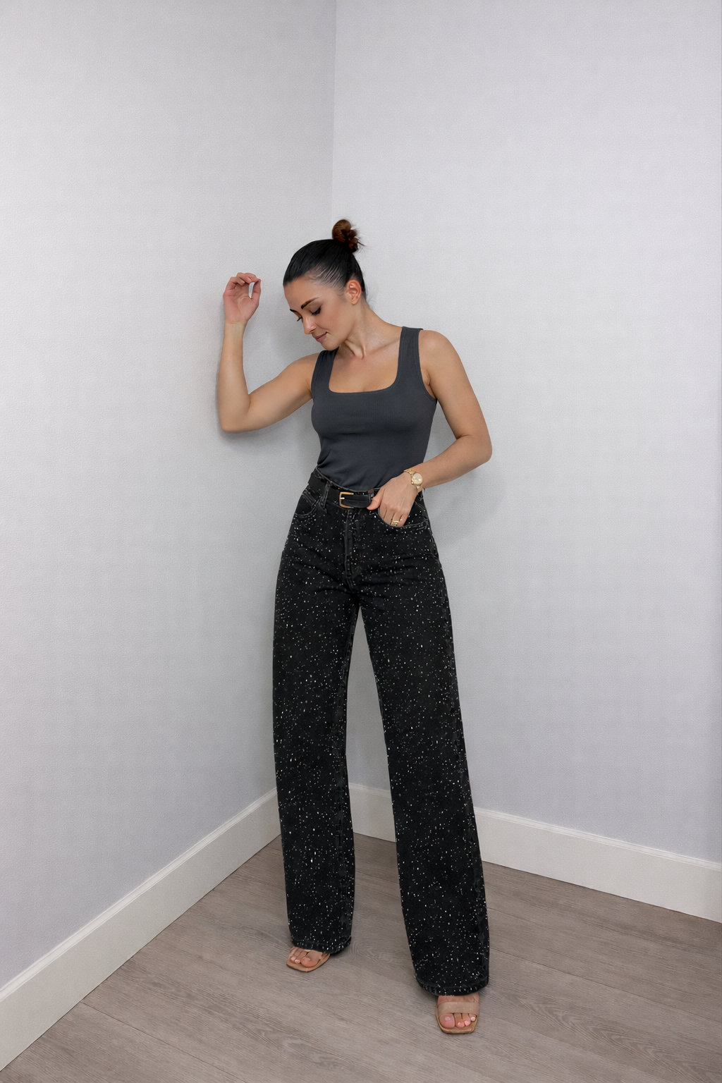 Jean cinq poches avec coupe droite et surface en denim pailleté