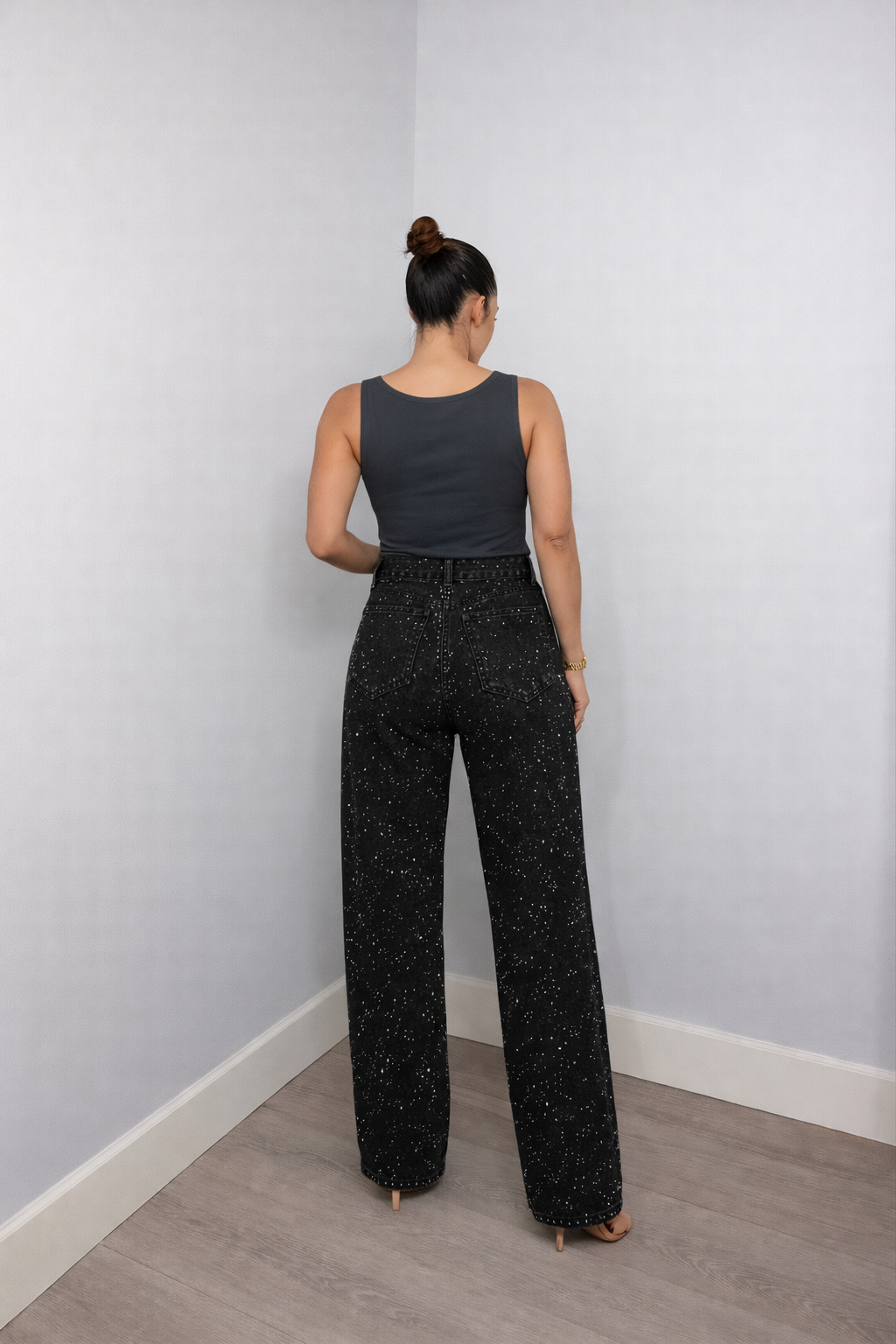 Jean en denim avec coupe droite et paillettes dispersées sur le tissu