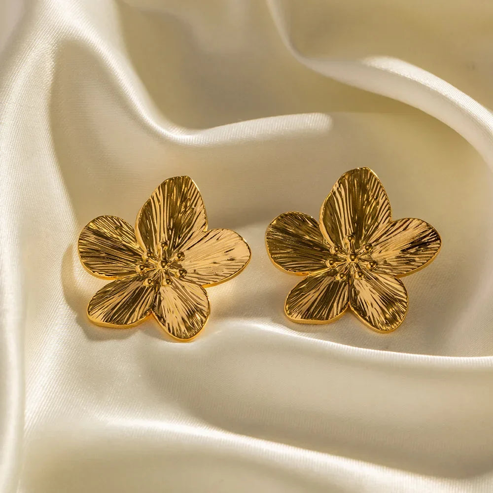 Compact floral stud earrings in gold-colored metal alloy