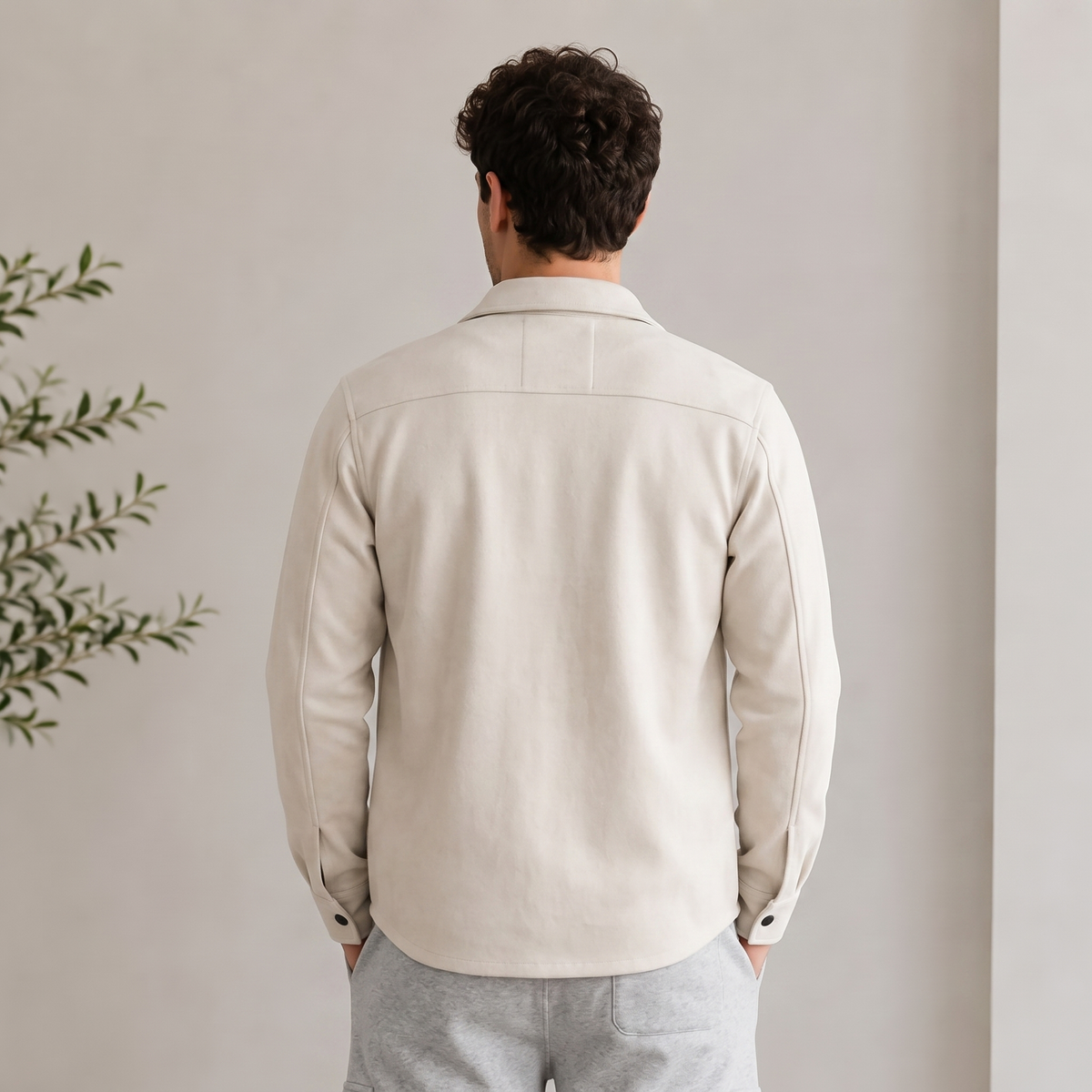 Men's overshirt with button closure, chest pockets with flap, and classic shirt collar