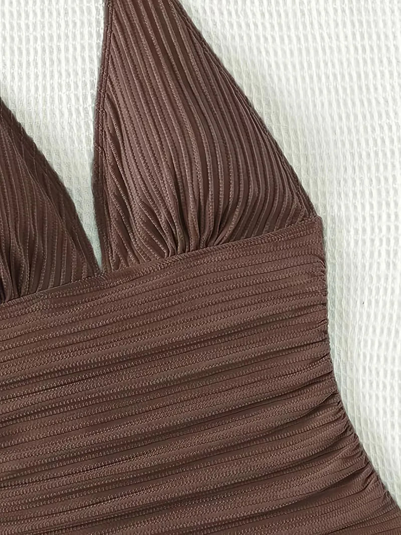 Maillot de bain une pièce côtelé à encolure lacée, décolleté en V, usage balnéaire