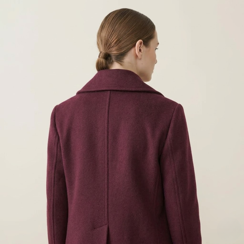 Manteau court à double boutonnage croisé, revers larges, taille marquée, femme