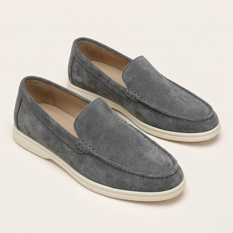 Men's low loafer silhouette in suede with smooth upper and flat sole