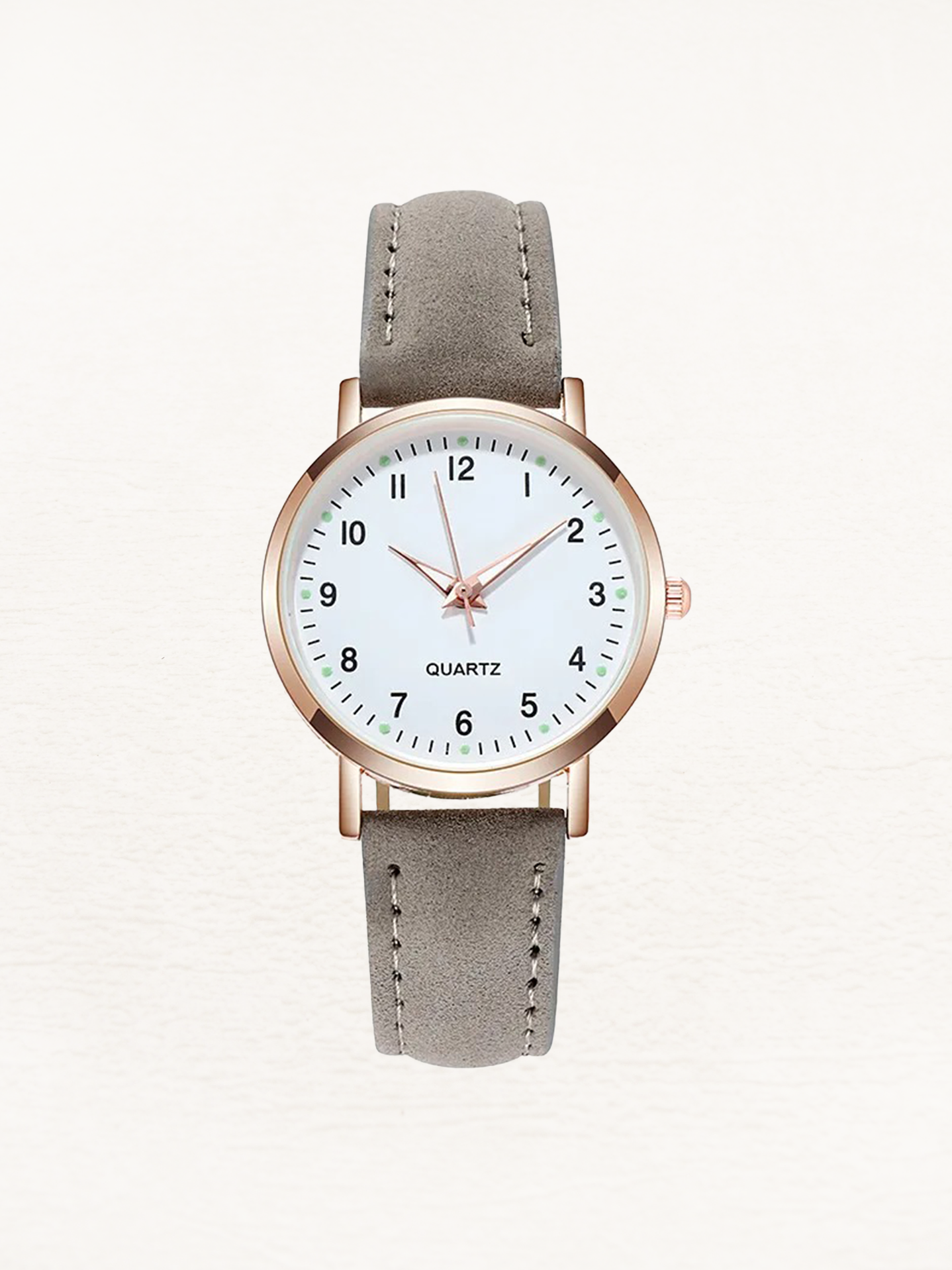 Montre à quartz cadran analogique bracelet cuir, vue rapprochée