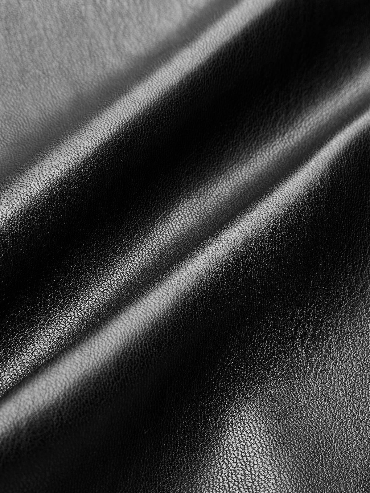 Pantalon noir avec lignes nettes et design minimaliste