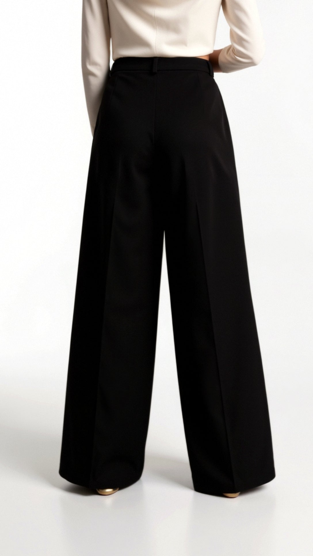 Pantalon taille haute à jambes larges, poches latérales visibles, longueur complète