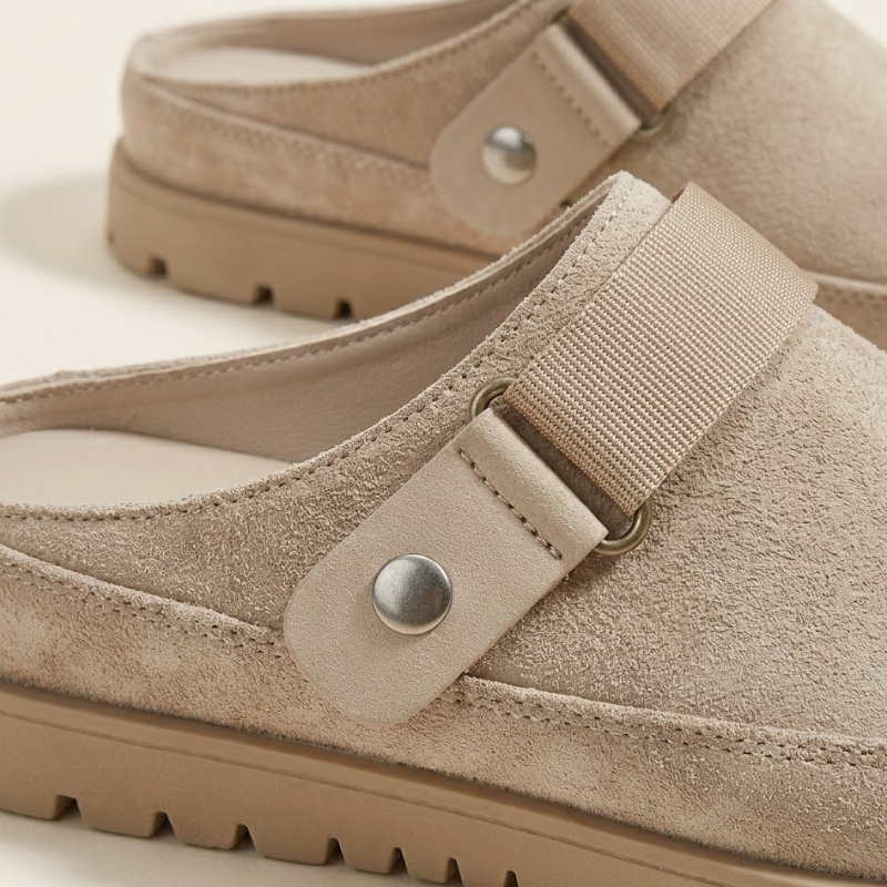 Chaussure type sabot en matière suédée, bride arrière, semelle plateforme