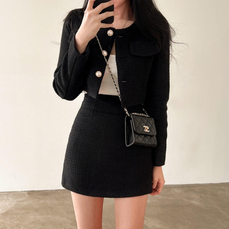 Tenue avec veste cropped et jupe mini structurée