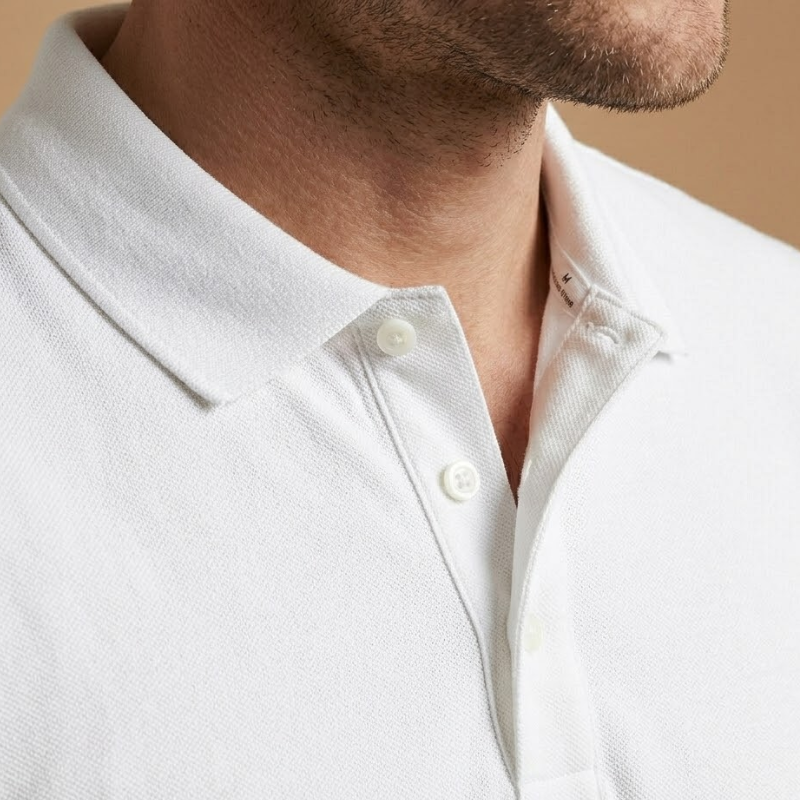 Polo en maille souple, col polo boutonné, manches courtes, ourlet droit