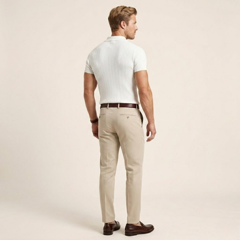Polo masculin en maille côtelée, col montant zippé, porté sur mannequin