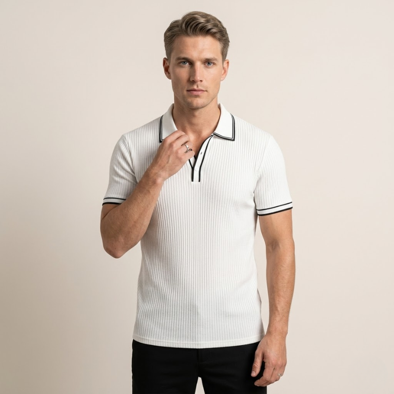 Polo en maille côtelée, détail des finitions contrastées sur l'ourlet, homme