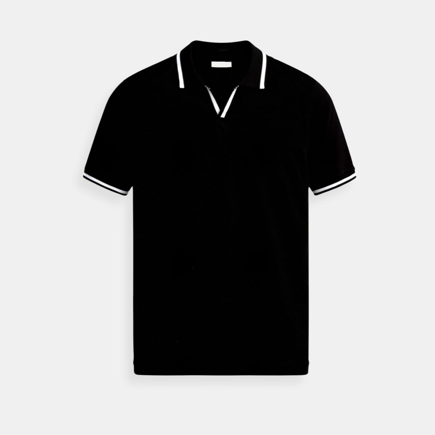 Polo en maille légère, col structuré, manches courtes, finitions contrastées, coupe droite homme