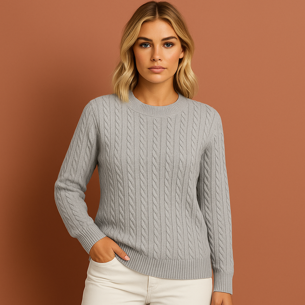 Pull en maille torsadée à col rond porté, silhouette entière, femme