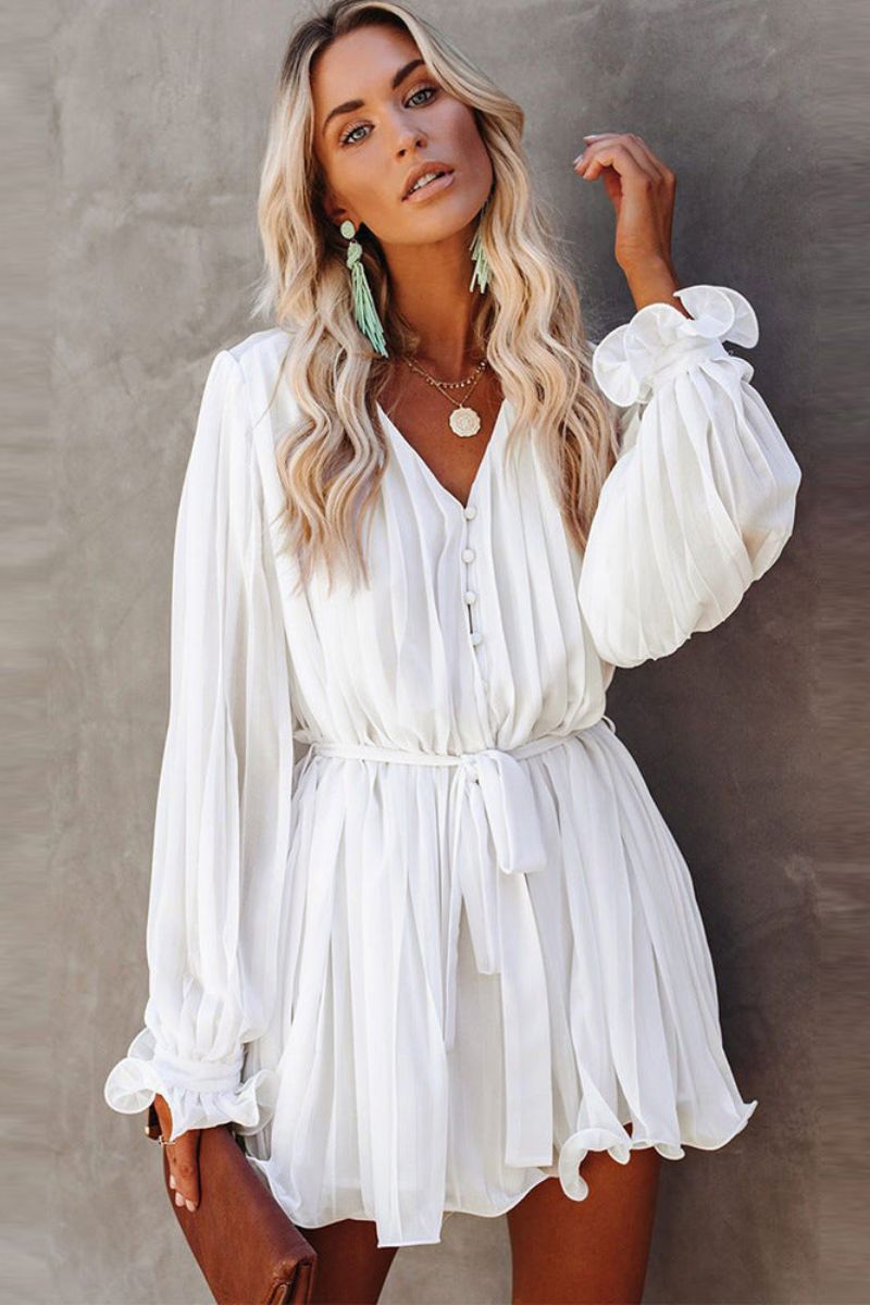 Robe courte avec encolure en V et ceinture à nouer