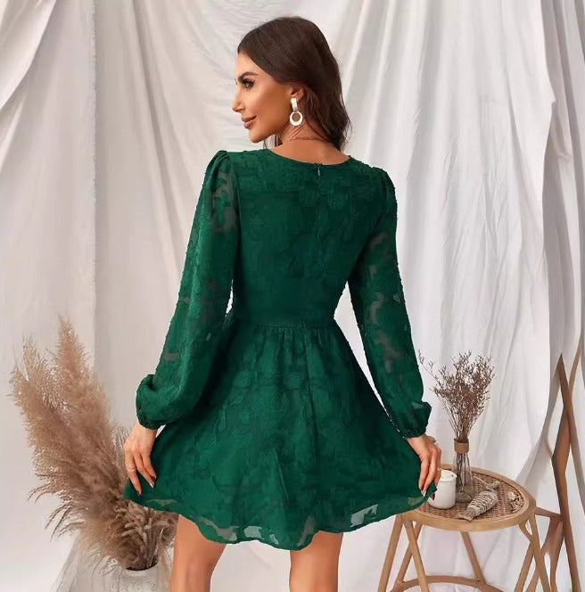 Robe courte à buste ajusté et jupe évasée, manches semi-transparentes, coupe féminine
