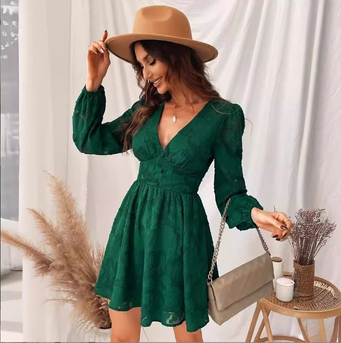 Robe courte en tissu aérien, col en V, manches longues semi-transparentes, coupe évasée
