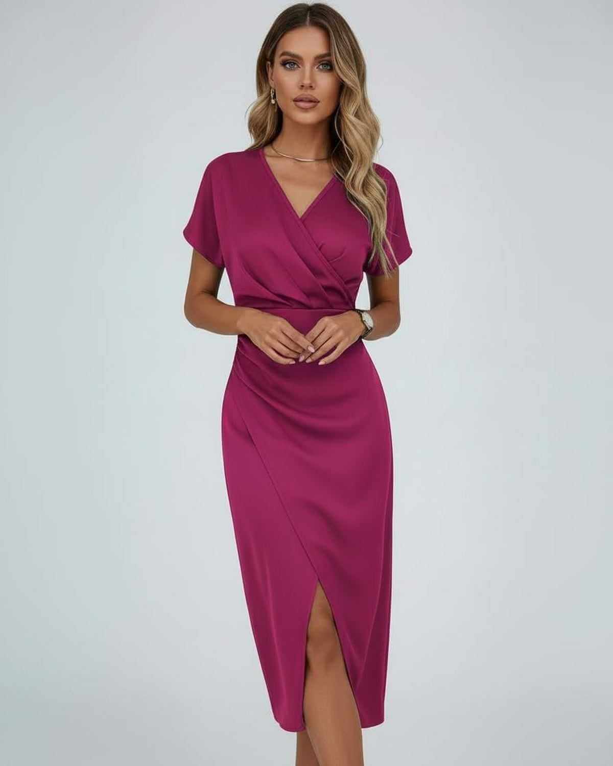 Robe midi ajustée col V cache-cœur, tissu fluide, manches courtes, fente avant