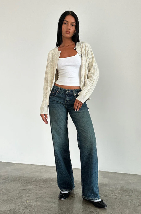 Jean large en denim, taille mi-haute, détail de la ceinture