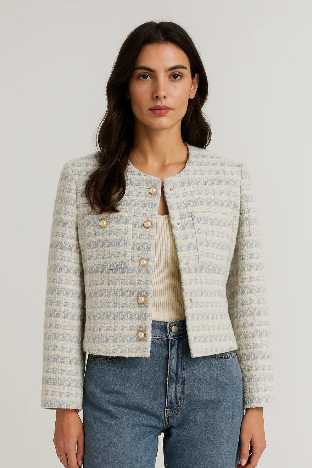 Veste courte en tweed texturé, col rond, boutons métalliques, coupe structurée femme
