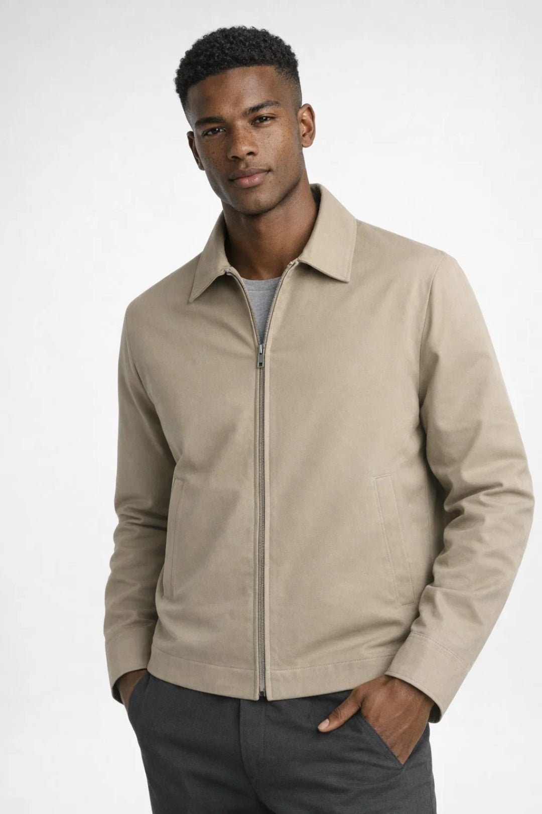 Veste mi-saison zippée à col droit, silhouette ajustée, usage masculin