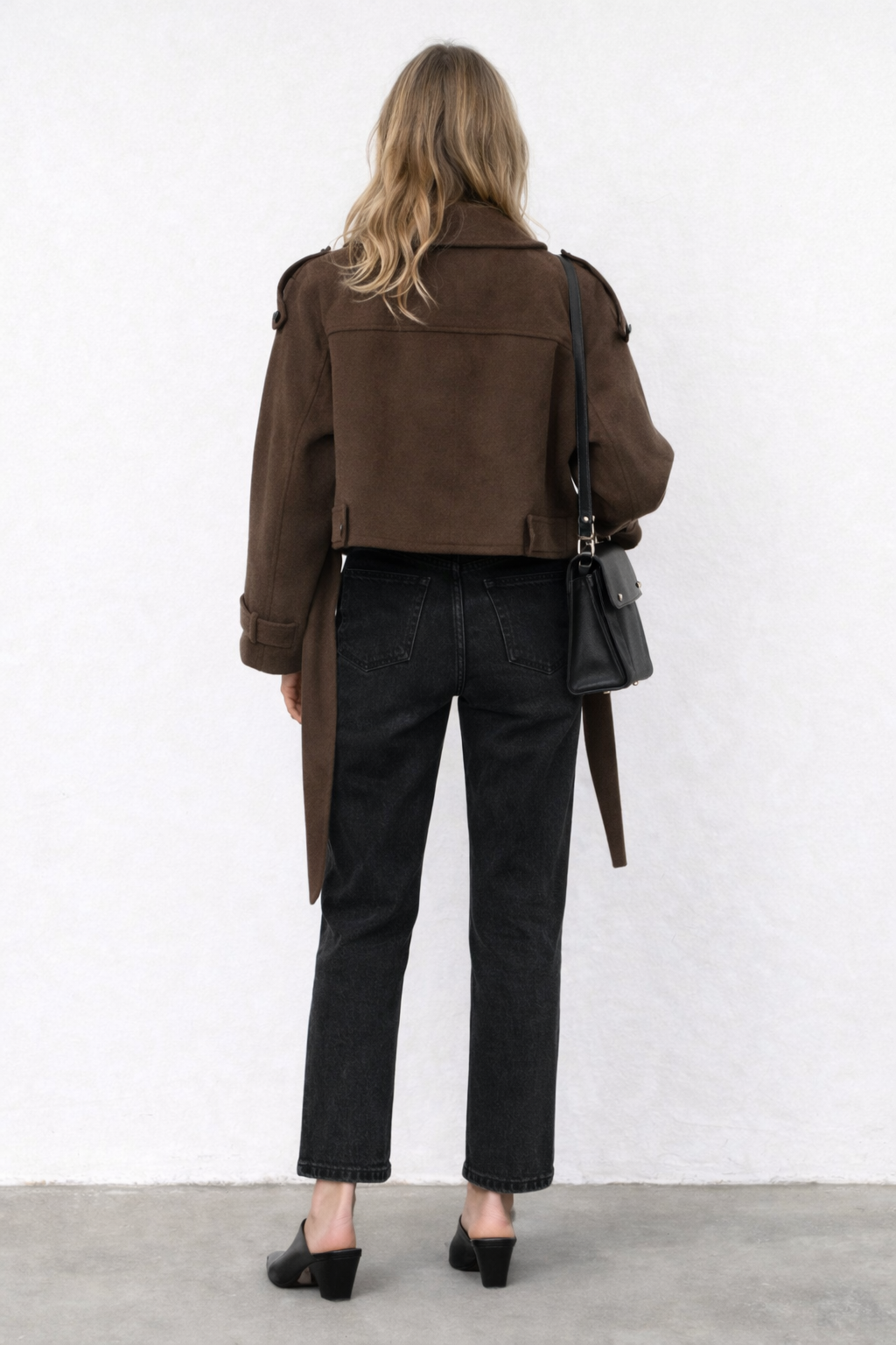 Manteau court croisé en tissu structuré, col à larges revers, porté de face, femme