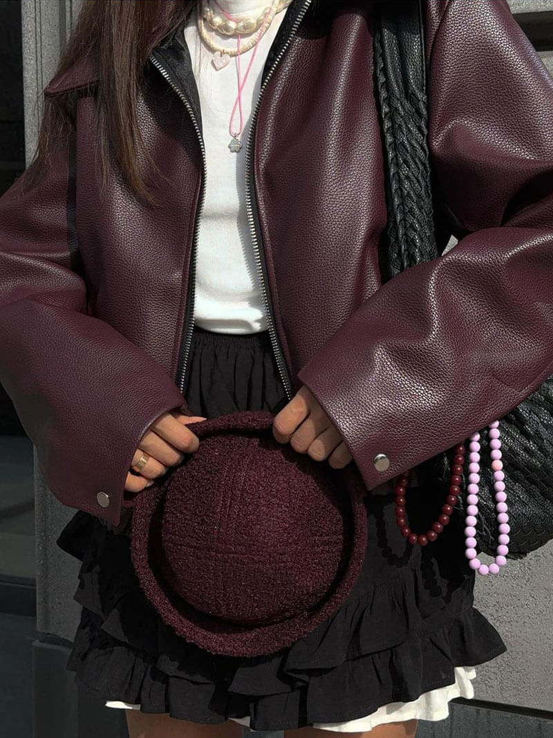 Veste en cuir synthétique avec coupe courte et col classique