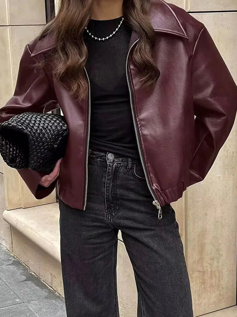 Veste courte avec manches longues et matière similicuir