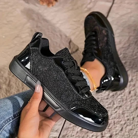 Flat-sole women's sneakers with structured lace panel upper