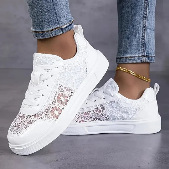 Women's everyday sneakers with synthetic upper and lace panels