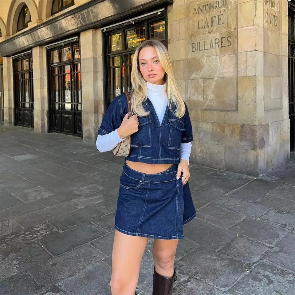 Ensemble en denim avec haut court et jupe