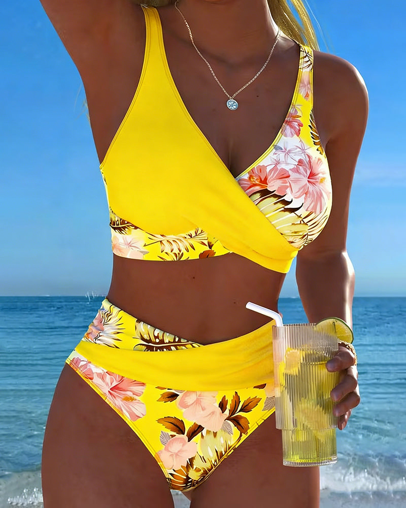 Bikini deux pièces à imprimé floral, découpes contrastées, usage balnéaire