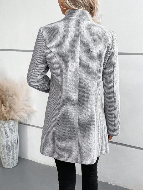 Veste longue à col structuré et boutonnage simple, coupe classique pour femme