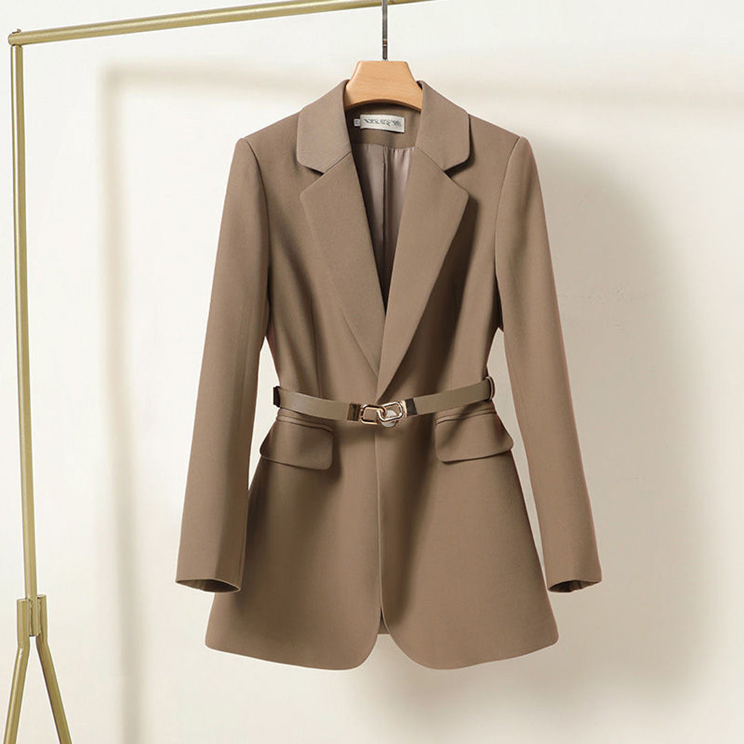 Ensemble blazer structuré porté avec pantalon, look professionnel femme