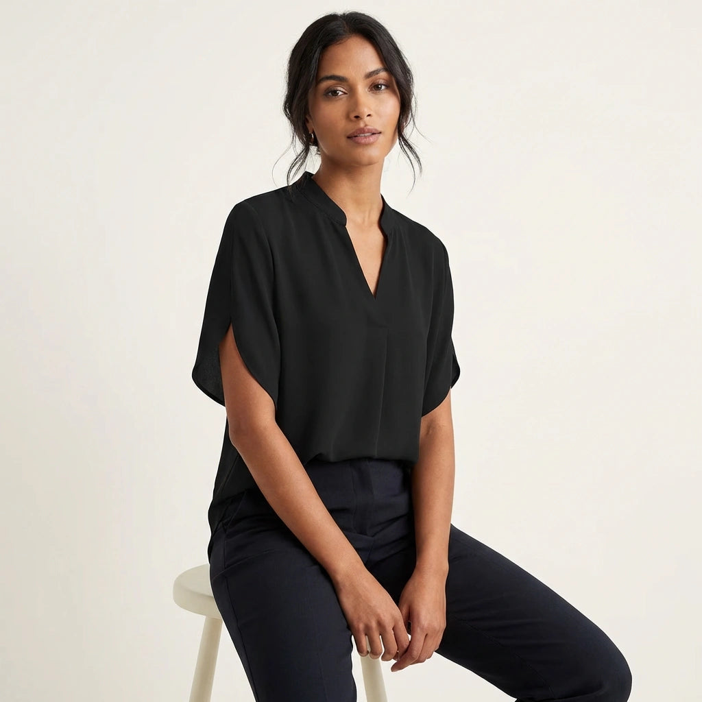 Blouse tissée col en V, manches courtes fendues, silhouette fluide femme